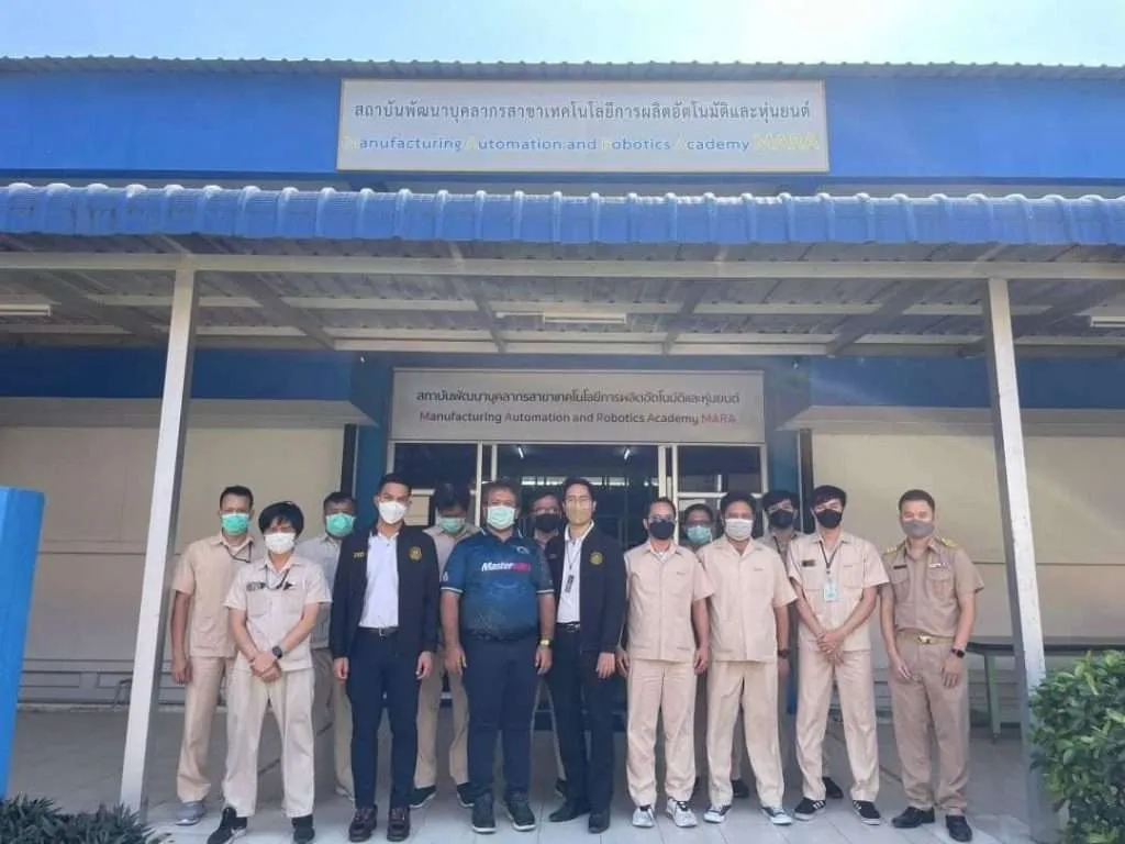 ภาพหมู่ผู้เข้าอบรมและทีมงานหน้าอาคารสถานที่จัดอบรม