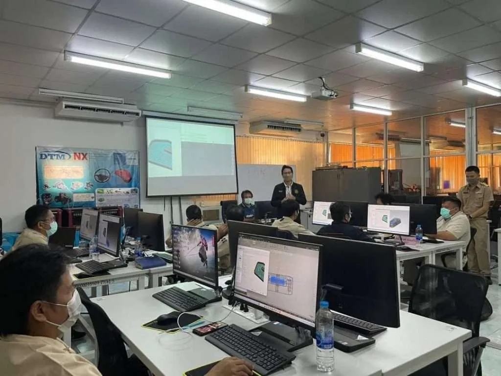 ห้องอบรมคอมพิวเตอร์ที่มีจอฉายแสดงเนื้อหาการสอน