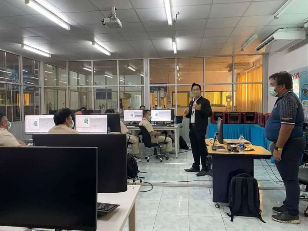 วิทยากรยืนสอนในห้องอบรมคอมพิวเตอร์ระหว่างหลักสูตร CNC