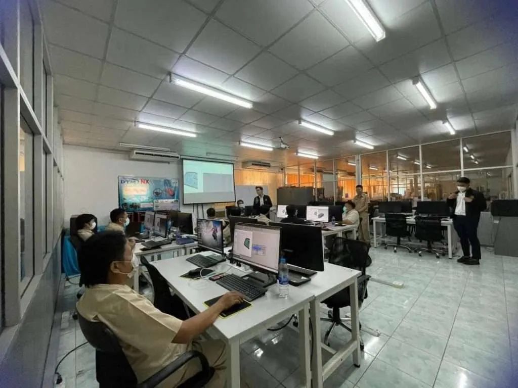 ผู้เข้าอบรมปฏิบัติงานหน้าเครื่องคอมพิวเตอร์ในห้องอบรม CNC