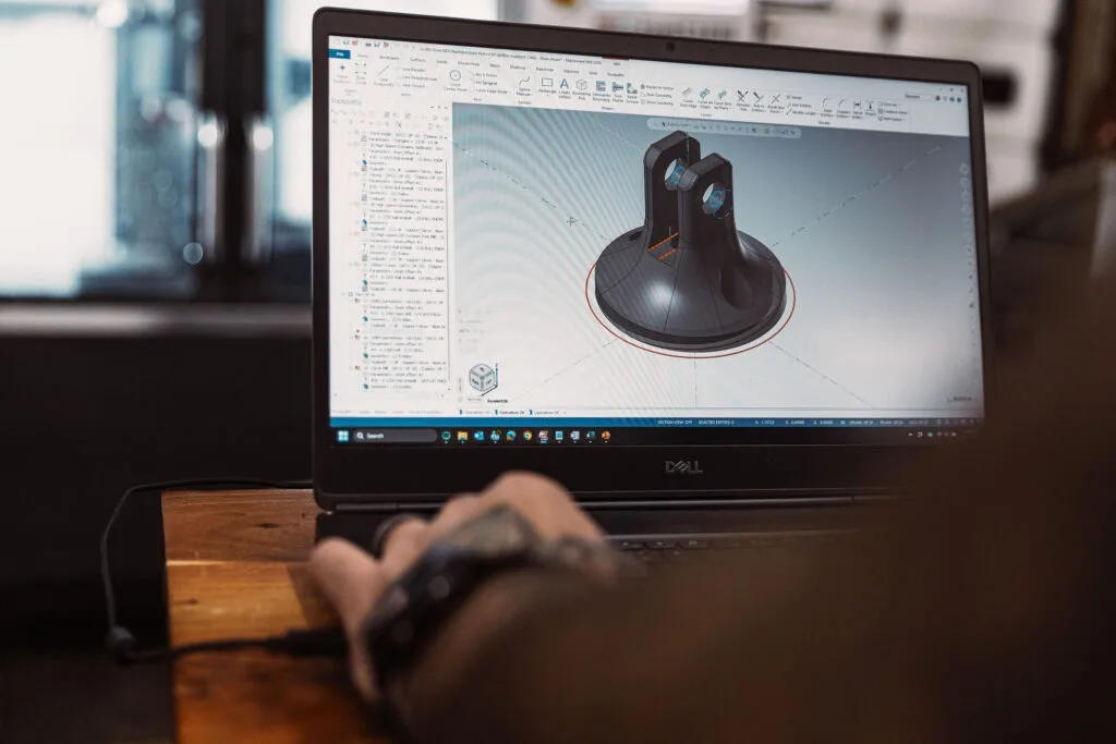 หน้าจอแล็ปท็อปแสดงโมเดล CAD ที่สร้างด้วย Mastercam
