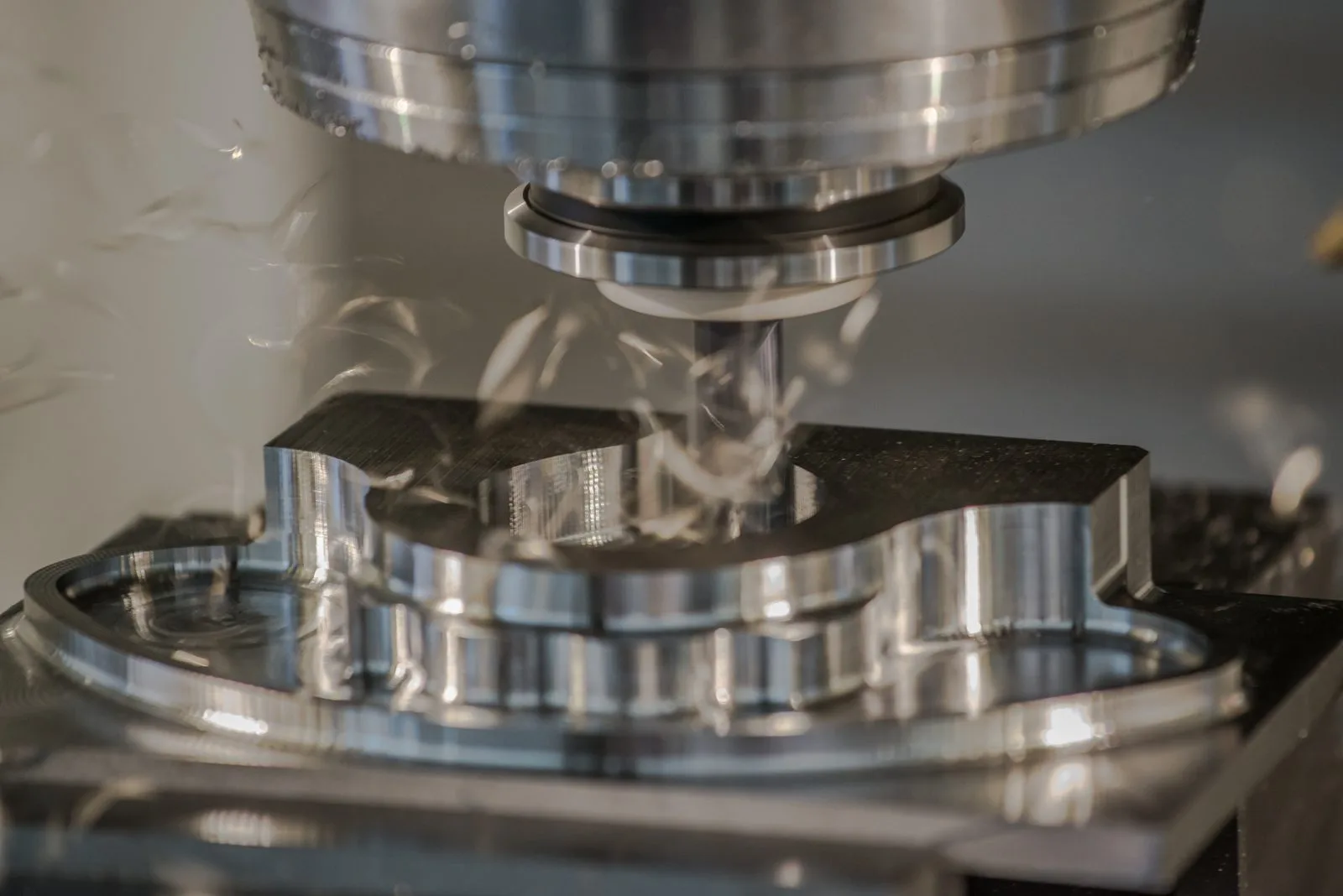 การกัดร่องและพ็อกเก็ตบนชิ้นงานโลหะด้วยเครื่อง CNC