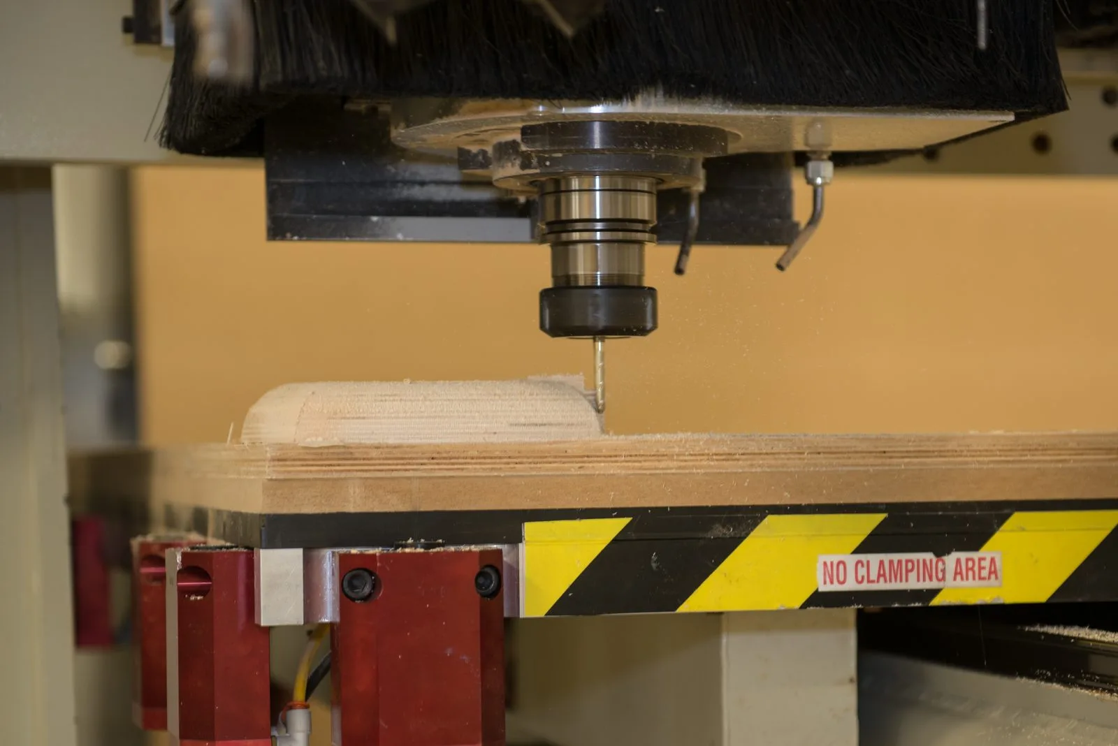 เครื่อง CNC Router กำลังกัดแผ่นไม้ตามโปรแกรมจาก Mastercam Router