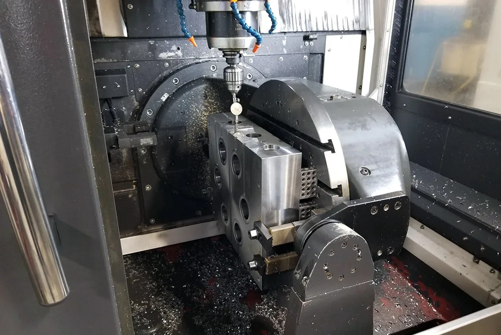 เครื่อง CNC กำลังตรวจตำแหน่งชิ้นงานแม่พิมพ์ก่อนกัด